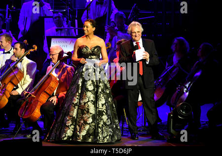 Les présentateurs Margherita Taylor (à gauche) et John Suchet sur scène à Classic FM Live avec Honda Jazz sur scène au Royal Albert Hall de Londres. Banque D'Images