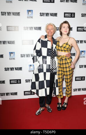 Emma Thompson (à gauche) et sa fille Gaia Romilly Wise, assister à la projection de gala pour dire mon nom à l'odéon Luxe, Leicester Square, Londres. Banque D'Images