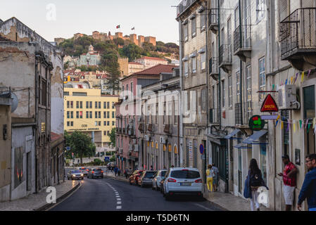 Vue de la Rua Sao Lazaro street dans la ville de Lisbonne, Portugal avec en arrière plan le Château de St George Banque D'Images