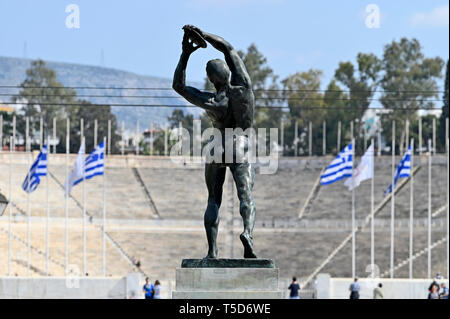 Statue de discus thrower opposé de stade Panathénaïque d'Athènes, Grèce Banque D'Images