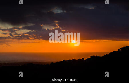 C'est une capture d'un coucher du soleil à Beyrouth et vous pouvez voir la couleur orange formé par le soleil et l'horizon magnifique Banque D'Images