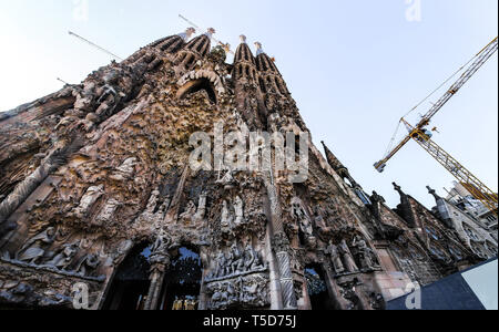 Barselona, Espagne, 14 novembre 2017. La basilique du saint Temple rédemptrice Sagrada familial par Antonio Gaudi, journée ensoleillée contre le ciel, pas de personnes Banque D'Images