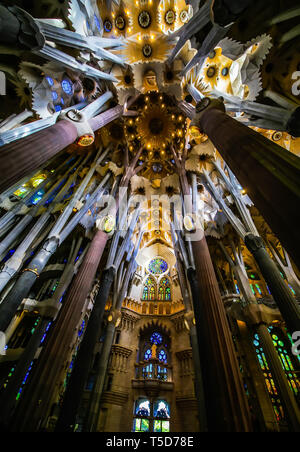 Barselona, Espagne, 14 novembre 2017. La basilique du saint Temple rédemptrice Sagrada familial par Antonio Gaudi de l'intérieur Banque D'Images