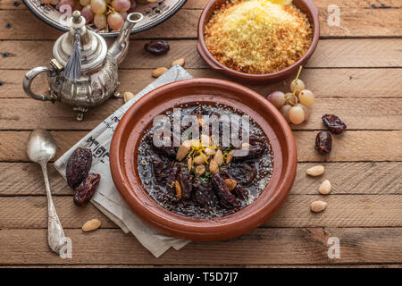 Bœuf mijotés avec les dates, les raisins secs et aux amandes, tajine marocain Banque D'Images