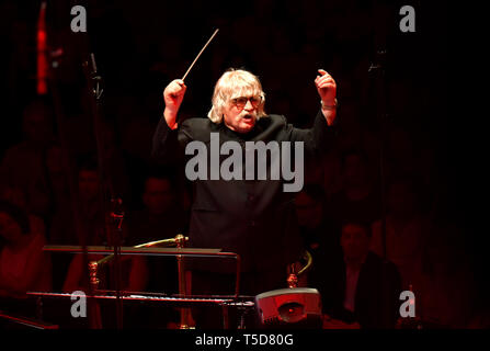 Chef d'orchestre Karl Jenkins dirige le City of Birmingham Symphony Orchestra à Classic FM Live avec Honda Jazz sur scène au Royal Albert Hall de Londres. Banque D'Images