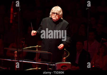 Chef d'orchestre Karl Jenkins dirige le City of Birmingham Symphony Orchestra à Classic FM Live avec Honda Jazz sur scène au Royal Albert Hall de Londres. Banque D'Images