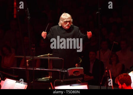 Chef d'orchestre Karl Jenkins dirige le City of Birmingham Symphony Orchestra à Classic FM Live avec Honda Jazz sur scène au Royal Albert Hall de Londres. Banque D'Images