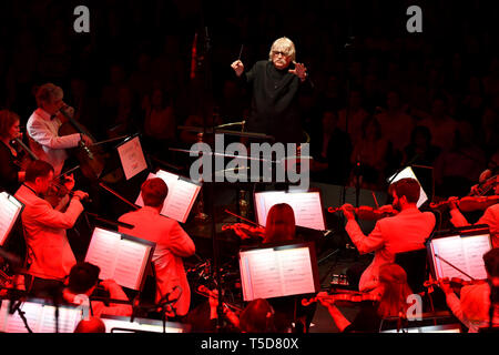 Chef d'orchestre Karl Jenkins dirige le City of Birmingham Symphony Orchestra à Classic FM Live avec Honda Jazz sur scène au Royal Albert Hall de Londres. Banque D'Images