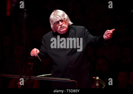 Chef d'orchestre Karl Jenkins dirige le City of Birmingham Symphony Orchestra à Classic FM Live avec Honda Jazz sur scène au Royal Albert Hall de Londres. Banque D'Images