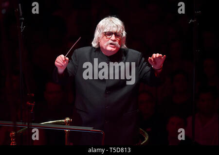 Chef d'orchestre Karl Jenkins dirige le City of Birmingham Symphony Orchestra à Classic FM Live avec Honda Jazz sur scène au Royal Albert Hall de Londres. Banque D'Images