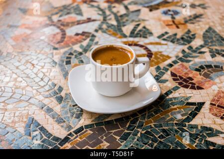 Une tasse de café sur une table en mosaïque Banque D'Images