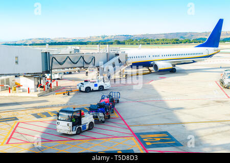 Scène de l'aéroport, passerelle d'avion, chargeur de wagons transportant des bagages par aérodrome, Madrid, Espagne Banque D'Images