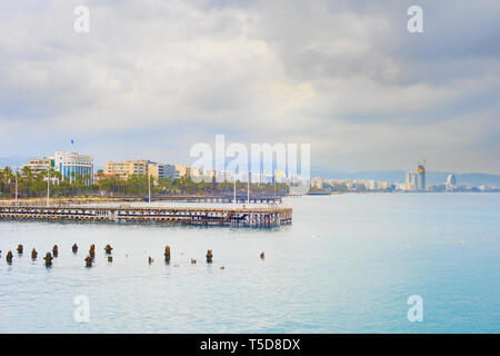 Vue sur l'horizon couvert remblai Limassol appartement moderne avec des bâtiments, Piers et du site de construction en arrière-plan, Chypre Banque D'Images