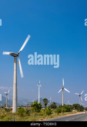 Vue verticale de l'Muppandal massive d'éoliennes près de Kanyakumari, Inde. Banque D'Images