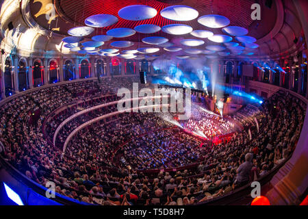 Chef d'orchestre Michael Seal effectue la City of Birmingham Symphony Orchestra, au cours de la grande finale à Classic FM Live avec Honda Jazz sur scène au Royal Albert Hall de Londres. Banque D'Images