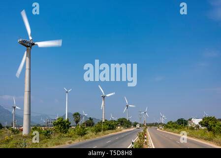 Vue horizontale de l'Muppandal massive d'éoliennes près de Kanyakumari, Inde. Banque D'Images