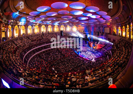 Chef d'orchestre Michael Seal effectue la City of Birmingham Symphony Orchestra, au cours de la grande finale à Classic FM Live avec Honda Jazz sur scène au Royal Albert Hall de Londres. Banque D'Images