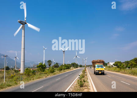 Vue horizontale de l'Muppandal massive d'éoliennes près de Kanyakumari, Inde. Banque D'Images