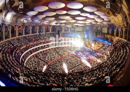 Chef d'orchestre Michael Seal effectue la City of Birmingham Symphony Orchestra, au cours de la grande finale à Classic FM Live avec Honda Jazz sur scène au Royal Albert Hall de Londres. Banque D'Images