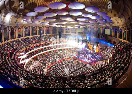 Chef d'orchestre Michael Seal effectue la City of Birmingham Symphony Orchestra, au cours de la grande finale à Classic FM Live avec Honda Jazz sur scène au Royal Albert Hall de Londres. Banque D'Images