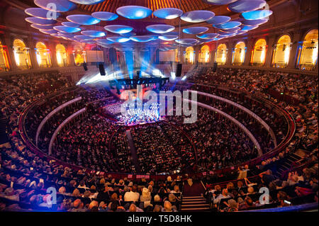 Chef d'orchestre Michael Seal effectue la City of Birmingham Symphony Orchestra, au cours de la grande finale à Classic FM Live avec Honda Jazz sur scène au Royal Albert Hall de Londres. Banque D'Images