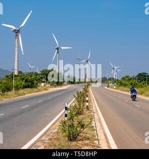 Vue sur la place de l'Muppandal massive d'éoliennes près de Kanyakumari, Inde. Banque D'Images