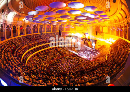 Chef d'orchestre Michael Seal effectue la City of Birmingham Symphony Orchestra, au cours de la grande finale à Classic FM Live avec Honda Jazz sur scène au Royal Albert Hall de Londres. Banque D'Images