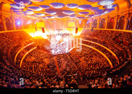 Chef d'orchestre Michael Seal effectue la City of Birmingham Symphony Orchestra, au cours de la grande finale à Classic FM Live avec Honda Jazz sur scène au Royal Albert Hall de Londres. Banque D'Images