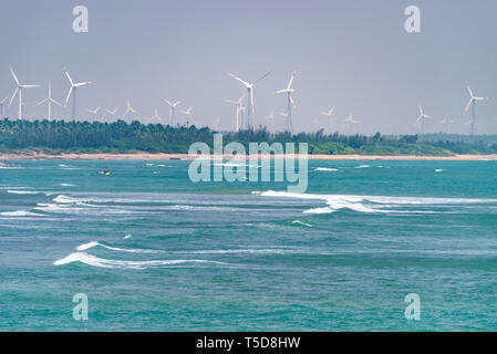 Vue horizontale de l'Muppandal massive d'éoliennes près de Kanyakumari, Inde. Banque D'Images