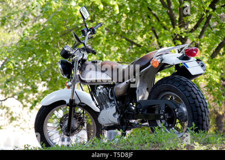 Vintage garée moto élégante au printemps nature background, low angle view Banque D'Images