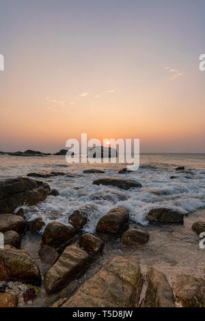 Vue verticale du coucher du soleil à la plage de lits jumeaux cachés dans Kanyakumari, Inde. Banque D'Images