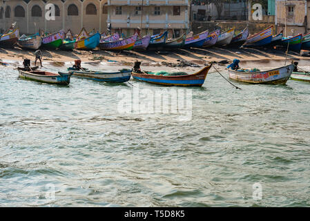 Vue horizontale de bateaux de pêche colorés sur la plage de Kanyakumari, Inde. Banque D'Images