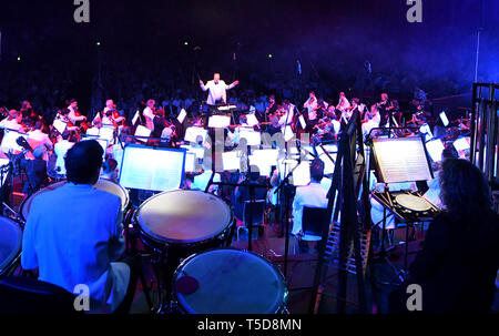 Chef d'orchestre Michael Seal effectue la City of Birmingham Symphony Orchestra, au cours de la grande finale à Classic FM Live avec Honda Jazz sur scène au Royal Albert Hall de Londres. Banque D'Images