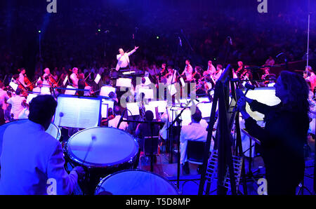 Chef d'orchestre Michael Seal effectue la City of Birmingham Symphony Orchestra, au cours de la grande finale à Classic FM Live avec Honda Jazz sur scène au Royal Albert Hall de Londres. Banque D'Images