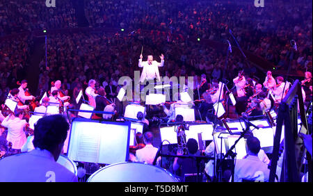 Chef d'orchestre Michael Seal effectue la City of Birmingham Symphony Orchestra, au cours de la grande finale à Classic FM Live avec Honda Jazz sur scène au Royal Albert Hall de Londres. Banque D'Images