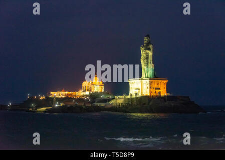Vue horizontale du rocher Vivekananda memorial et Thiruvalluvar Statue éclairée la nuit dans Kanyakumari, Inde. Banque D'Images