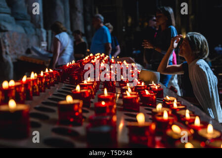 Bougies votives dans Igreja de São Domingos - église Monument National à Lisbonne, Portugal Banque D'Images