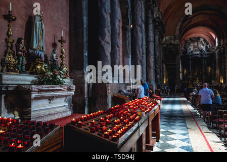 Bougies votives dans Igreja de São Domingos - église Monument National à Lisbonne, Portugal Banque D'Images