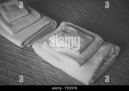 Close up of white bath towel on lit gris couverture couverture Banque D'Images