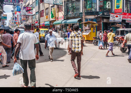 Colombo, Sri Lanka - 16 mars 2011 : rue animée dans le quartier de Pettah. C'est le trading et les marchés de la ville. Banque D'Images