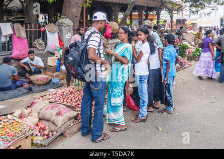 Colombo, Sri Lanka - 16 Mars : Shoppers sur le marché dans le quartier de Pettah. C'est le trading et les marchés de la ville. Banque D'Images