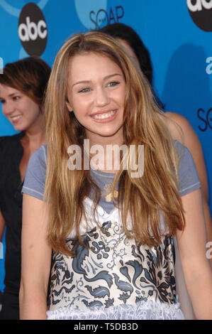 LOS ANGELES, CA. 20 juillet 2006 : Hannah Montana Miley Cyrus star au Disney ABC TV All Star Party à Kidspace à Pasadena. © 2006 Paul Smith / Featureflash Banque D'Images