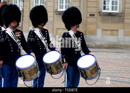 Les gardiens de la vie royale devant le Palais d'Amalienborg, Copenhague, Danemark, Europe Banque D'Images