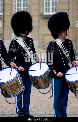 Les gardiens de la vie royale devant le Palais d'Amalienborg, Copenhague, Danemark, Europe Banque D'Images