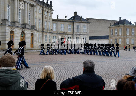 Les gardiens de la vie royale devant le Palais d'Amalienborg, Copenhague, Danemark, Europe Banque D'Images