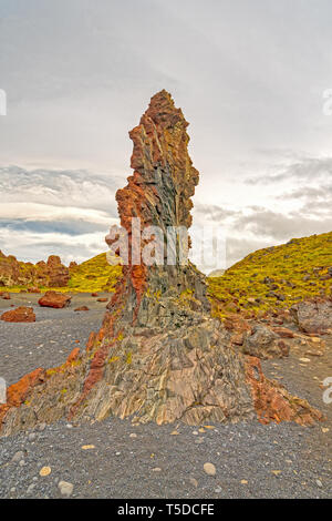 Pinnacle volcaniques colorés sur la côte de Djupalonssandur beach en Islande Banque D'Images