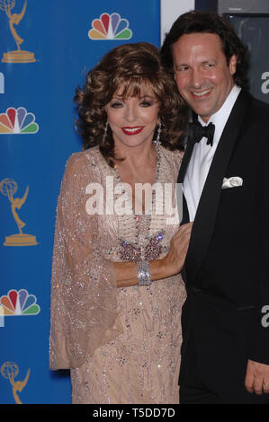 LOS ANGELES, CA. 27 août 2006 : l'actrice JOAN COLLINS & mari PERCY Gibson en 2006 Primetime Emmy Awards au Shrine Auditorium, Los Angeles. © 2006 Paul Smith / Featureflash Banque D'Images