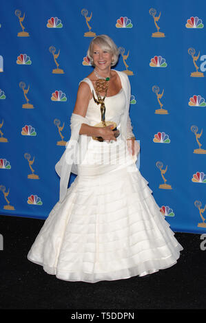 LOS ANGELES, CA. 27 août 2006 : l'actrice DAME Helen Mirren - lauréat du meilleur Actres pour "Elizabeth I" - au 2006 Primetime Emmy Awards au Shrine Auditorium, Los Angeles. © 2006 Paul Smith / Featureflash Banque D'Images