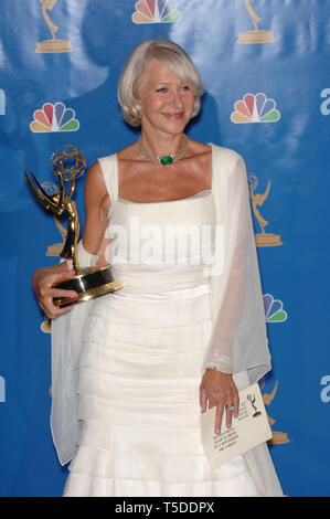 LOS ANGELES, CA. 27 août 2006 : l'actrice DAME Helen Mirren - lauréat du meilleur Actres pour "Elizabeth I" - au 2006 Primetime Emmy Awards au Shrine Auditorium, Los Angeles. © 2006 Paul Smith / Featureflash Banque D'Images