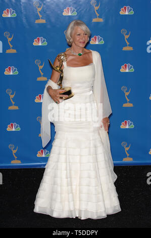 LOS ANGELES, CA. 27 août 2006 : l'actrice DAME Helen Mirren - lauréat du meilleur Actres pour "Elizabeth I" - au 2006 Primetime Emmy Awards au Shrine Auditorium, Los Angeles. © 2006 Paul Smith / Featureflash Banque D'Images